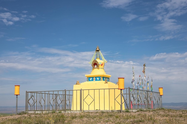 Buddyjska stupa na wzgórzu w pobliżu miasta UlanUde Buriacka Republika Rosji