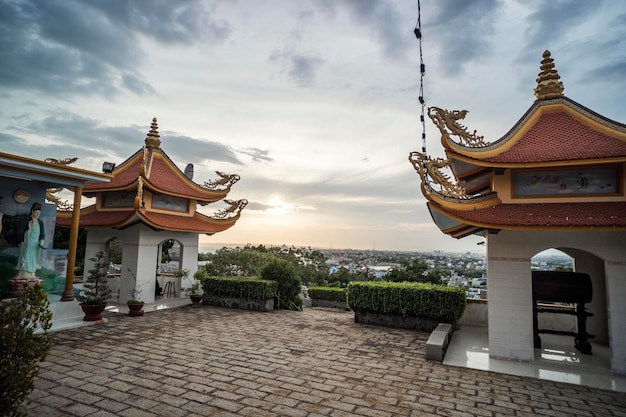 Buddyjska świątynia Buu Son w pobliżu Poshanu lub Po Sahu Inu Cham Tower w mieście Phan Thiet