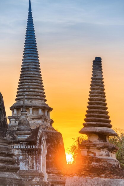 Buddyjska świątynia Wat Phra Si Sanphet w Ayutthaya o zachodzie słońca