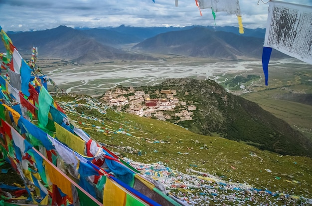 Buddyjskie flagi modlitewne i klasztor Gyantse