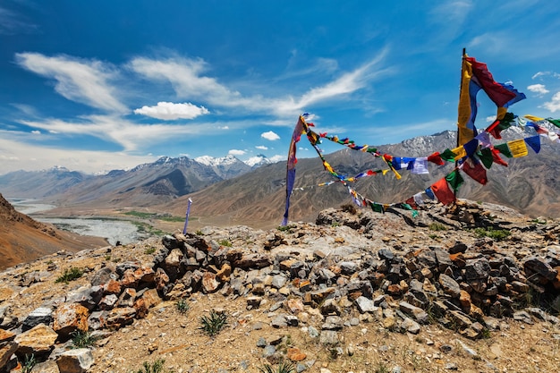 Buddyjskie flagi modlitewne lungta w dolinie spiti w indiach