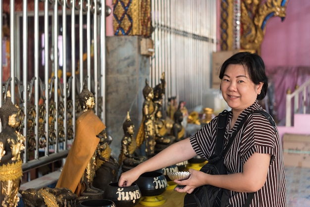 Buddyzm tajski módlcie się za kult dobroczynności