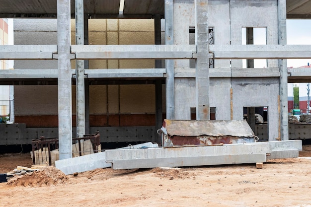 Budowa budynku żelbetowego Elementy domu betonowego Elementy konstrukcyjne Plac budowy Fundamenty i ruszty