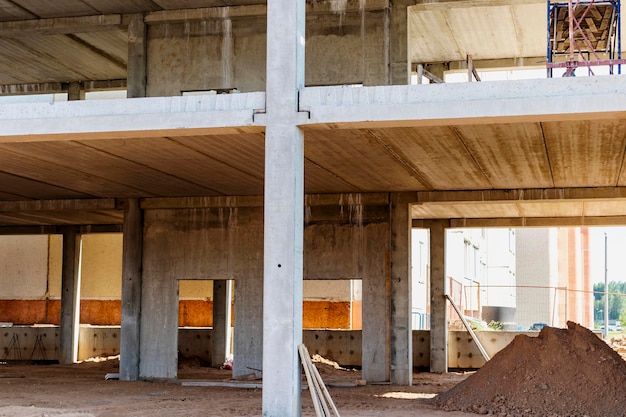 Budowa budynku żelbetowego Elementy domu betonowego Elementy konstrukcyjne Plac budowy Fundamenty i ruszty