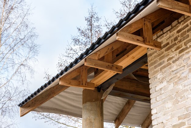 Zdjęcie budowa dachu dwuspadowego. poszycie metalowego dachu. nachylenie dachu.