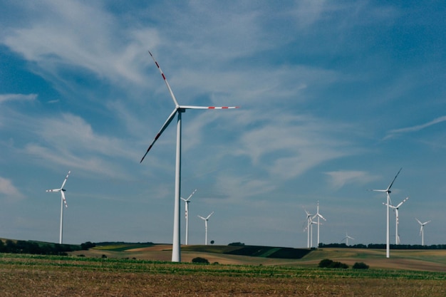 Budowa farm wiatrowych, panoramiczny widok farmy wiatrowej lub parku wiatrowego