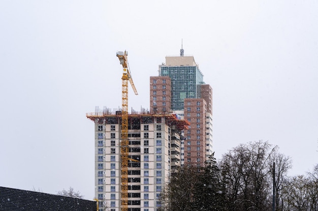 Budowa Highrise w zimie Koncepcja budowy