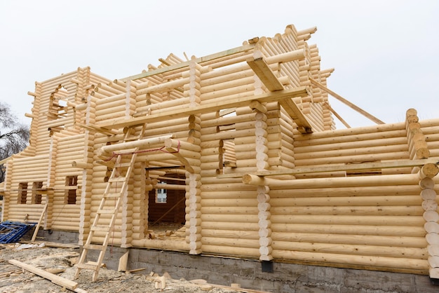 Budowa Kościoła Chrześcijańskiego Z Ręcznie Obrobionych Bali Drewnianych Bez Użycia Gwoździ