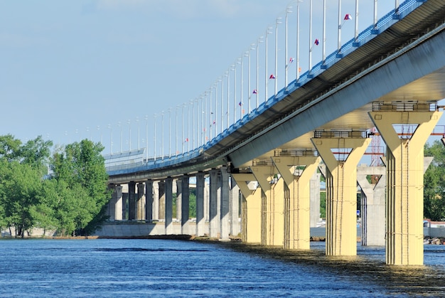 Budowa nowego mostu na rzece Wołga, Rosja