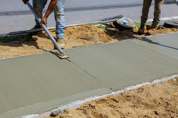 Budowa nowych chodników pod betonowanie cementem