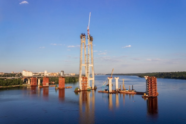 Budowa nowych mostów przez Dniepr w Zaporożu. Ukraina. Krajobraz miasta
