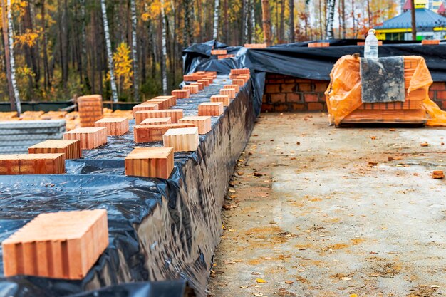 Zdjęcie budowa ścian z cegły ceramicznej keramoblock cegła drążona budowa domu z czerwonej cegły zbliżenie materiał do budowy ścian i ścianek działowych