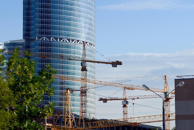 Budowa wieżowców ze szkła, stali i betonu kompleksu centrum biznesowego