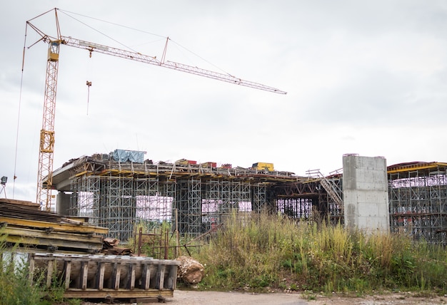 Zdjęcie budowa witryny crane dla mostu budynku