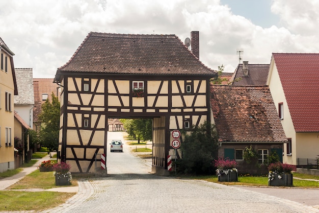 Budować nad drogą w wiejskiej wiosce Niemcy. Stary dom jako przykład starej niemieckiej architektury