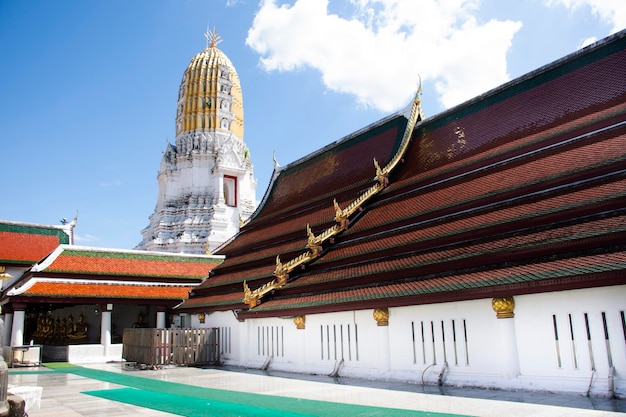 Budowanie stupy Vihara ubosot i prang chedi dla Tajów podróżujący podróżujący z szacunkiem modlący się Phra Phuttha Budda Chinnarat w Wat Phra Si Rattana Mahathat lub Świątynia Yai w Phitsanulok Tajlandia