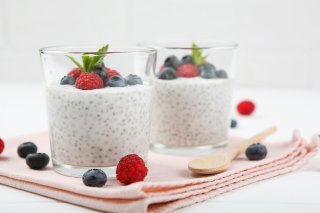 Budyń chia z jogurtem naturalnym i świeżymi jagodami zbliżenie na stole