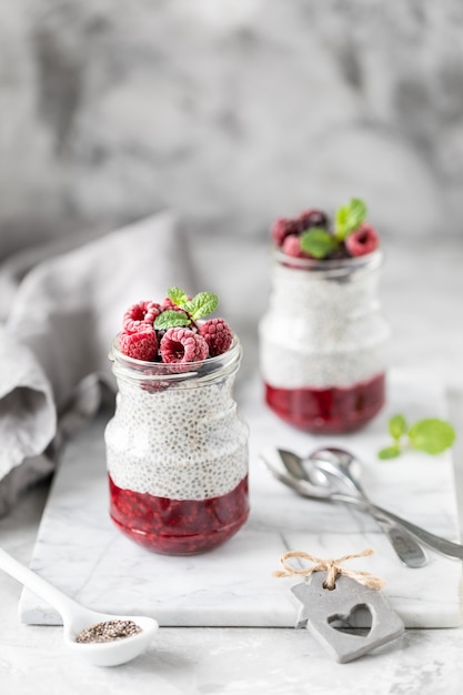 Budyń Chia Ze świeżymi Jagodami W Szklanym Słoju. Pojęcie Zdrowego Odżywiania, Zdrowego Stylu życia, Diety, Fitness