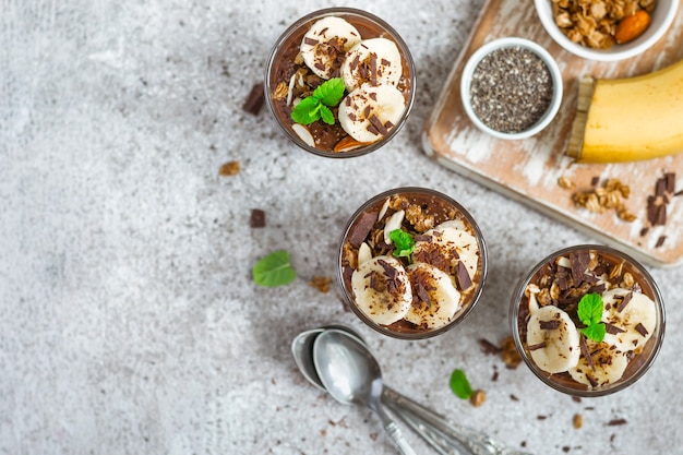Budyń czekoladowy z chia i bananem w szklankach. Zdrowy deser lub śniadanie.