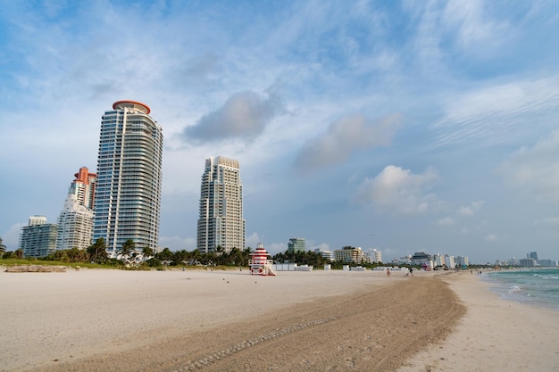 Budynek drapaczy chmur w South Pointe z pejzażem miejskim na plaży w miami