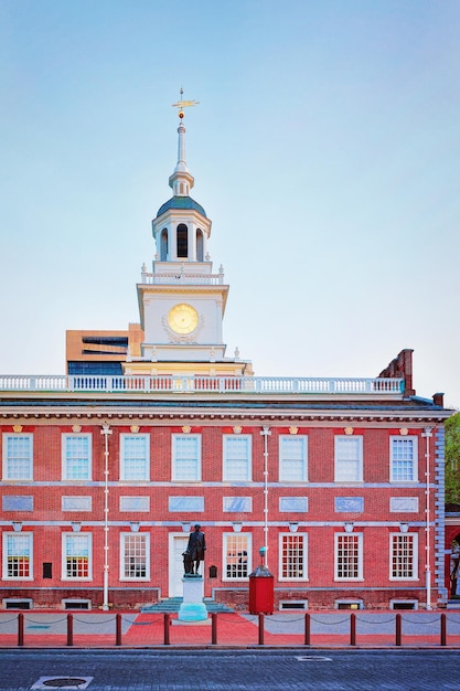 Budynek Independence Hall w Filadelfii, Pensylwania, USA. Jest to miejsce, w którym przyjęto Konstytucję Stanów Zjednoczonych i Deklarację Niepodległości Stanów Zjednoczonych. Turyści na ulicy