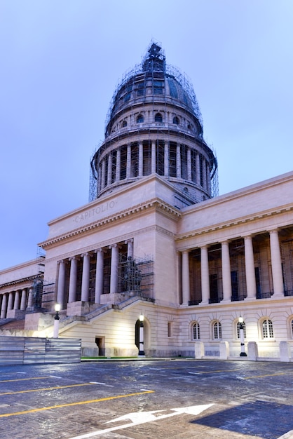 Budynek Kapitolu Narodowego El Capitolio o zmierzchu w Hawanie na Kubie