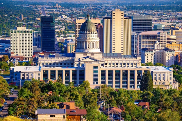 Zdjęcie budynek kapitolu stanu utah z panoramą miasta salt lake w tle