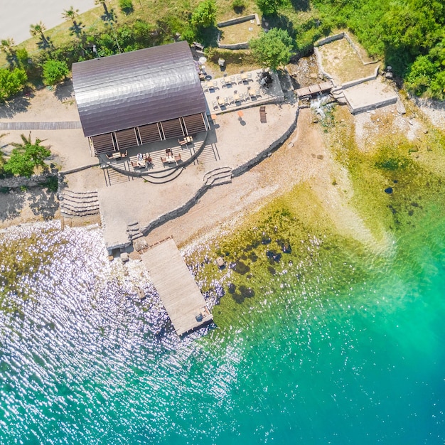 Budynek kawiarni na widok z góry plaży