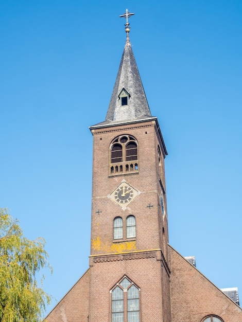 Budynek kościoła katolickiego św. Wincentego jest punktem orientacyjnym w Volendam, małym miasteczku rybackim, Holandia