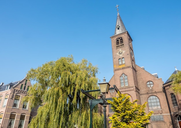 Budynek kościoła katolickiego św. Wincentego jest punktem orientacyjnym w Volendam, małym miasteczku rybackim, Holandia