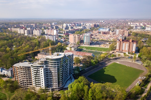 Budynek mieszkalny lub biurowy wysoki budynek w budowie, widok z góry. Fotografia lotnicza dronów.