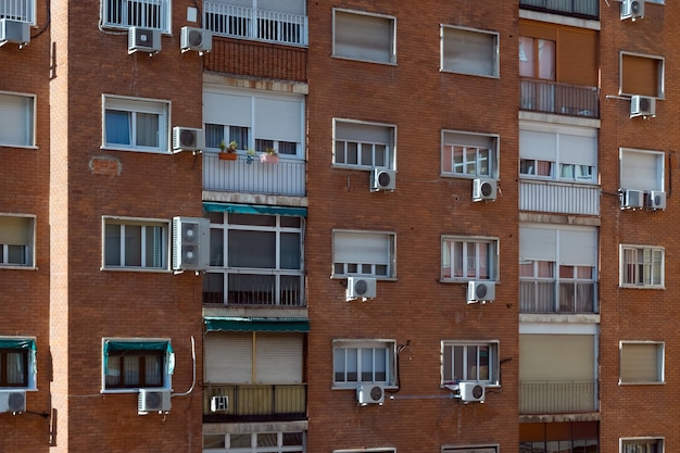 Budynek mieszkalny z wentylacją powietrza w Madrycie, Hiszpania.