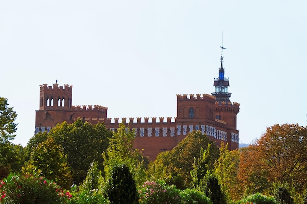 Zdjęcie budynek muzeum zoologii w cytadeli parku w barcelonie, hiszpania. park nazywany jest również parkiem ciutadella. barcelona to stolica katalonii