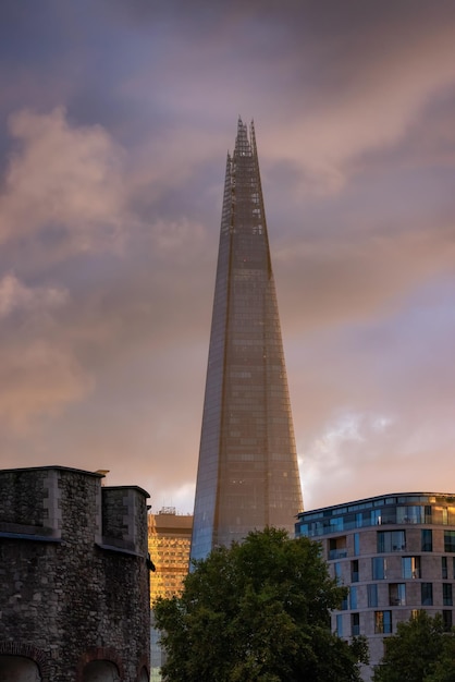 Budynek nowoczesnej architektury podczas dramatycznego zachodu słońca City of London