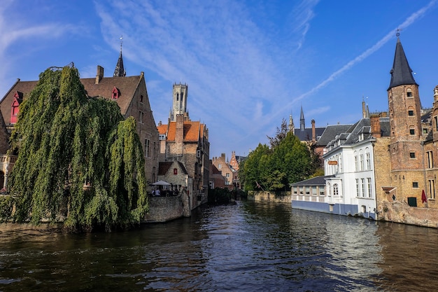 Budynek o tradycyjnej architekturze i kanał w Brugge, Belgia, wrzesień 2017 r.