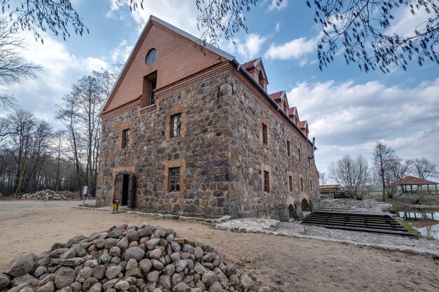 Budynek odrestaurowanego starego młyna kamiennego wczesną wiosną