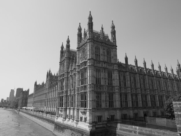 Budynek Parlamentu i most Westminsterski w Londynie