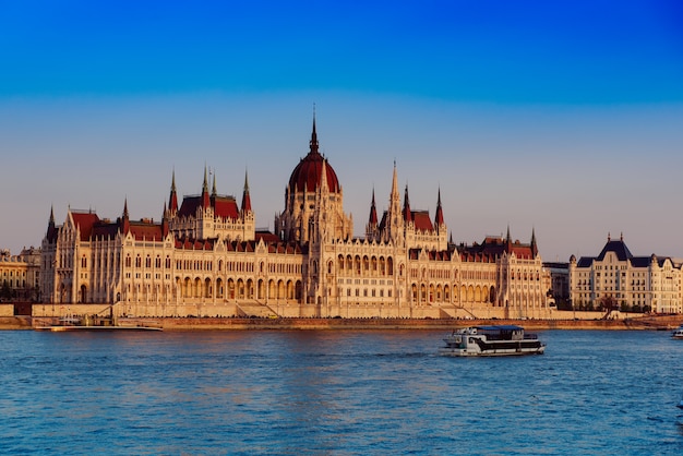 Budynek Parlamentu w Budapeszcie i rzeka Dunaj o zachodzie słońca, podróż Węgry tło