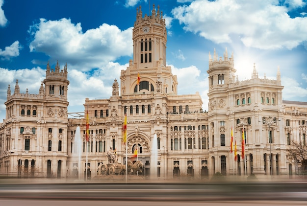 Budynek ratusza w Madrycie na Plaza de Cibeles - Hiszpania - selektywne skupienie