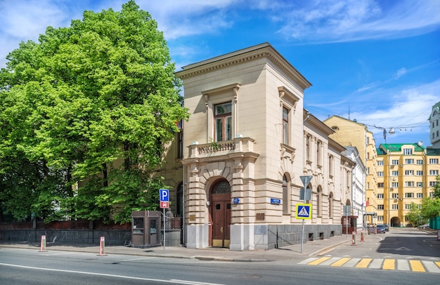 Budynek rezydencji Ponizowskich (ambasada Afganistanu) przy ulicy Powarskiej w Moskwie w słoneczny letni dzień. Podpis: Skatertny pas