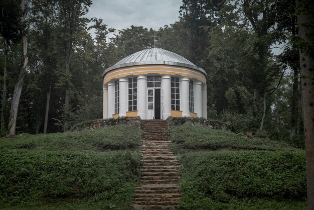 Zdjęcie budynek sakralny rotunda do modlitwy z kolumnami i kamiennymi schodami aż do koncepcji boga