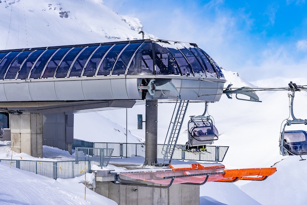 Budynek stacji narciarskiej Gondola w niesamowitej górskiej górskiej stacji Birg w szwajcarskich Alpach w Murren, Szwajcaria.