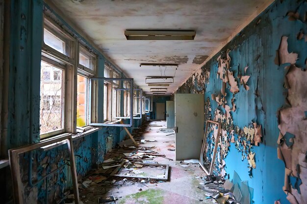 Zdjęcie budynek szkoły w mieście prypeć na ukrainie pustka wilgoć strefa wykluczenia zagrożenie nuklearne ghost city prypeć utracone miejsce ukraina cccp strefa czarnobyla