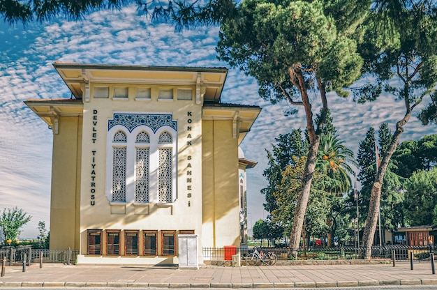 Budynek Teatru Państwowego Konak w Izmirze