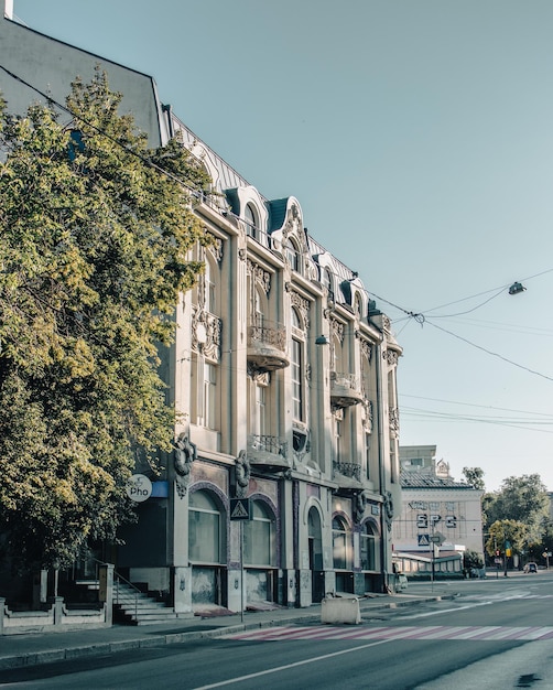 Budynek w centrum miasta z panoramicznymi oknami fot. Charków Ukraina