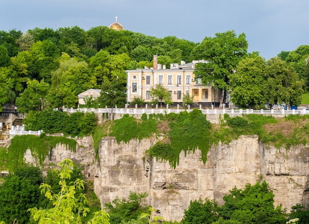 Budynek w Kamieńcu Podolskim nad kanionem rzeki Smotrycz na Ukrainie