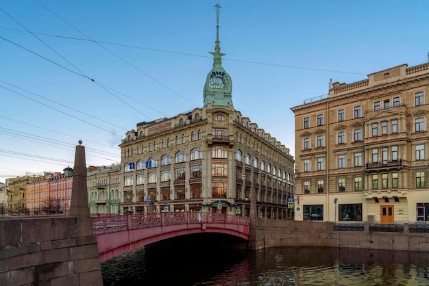 Budynek w pobliżu Czerwonego Mostu na nabrzeżu rzeki Moika St Petersburg Rosja