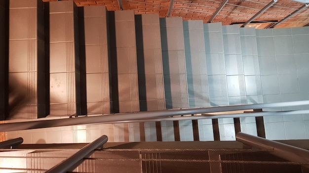 Budynek Z Czerwonej Cegły Z Nowoczesną Klatką Schodową W Stylu Loft Z Metalową Balustradą. Budynek Zdobią Schody. Nowoczesna Klatka Schodowa. Balustrada Stalowa. Schody W Perspektywie.