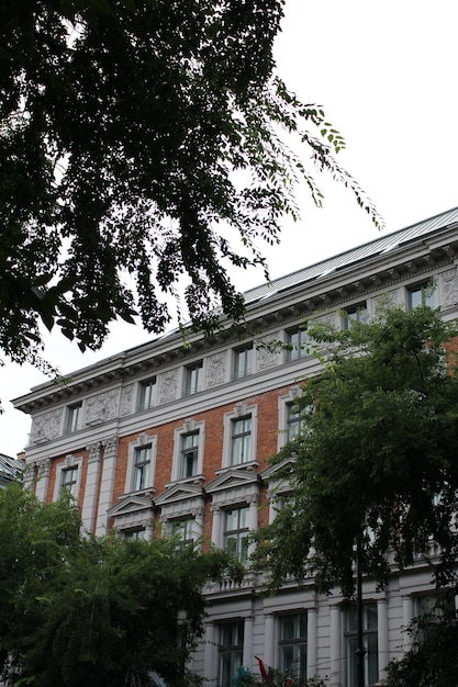 Budynek z elewacją z czerwonej cegły i napisem kreml na szczycie.