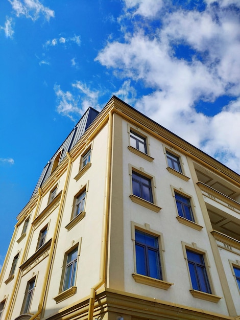 Budynek z niebieskim niebem i napisem hotel
